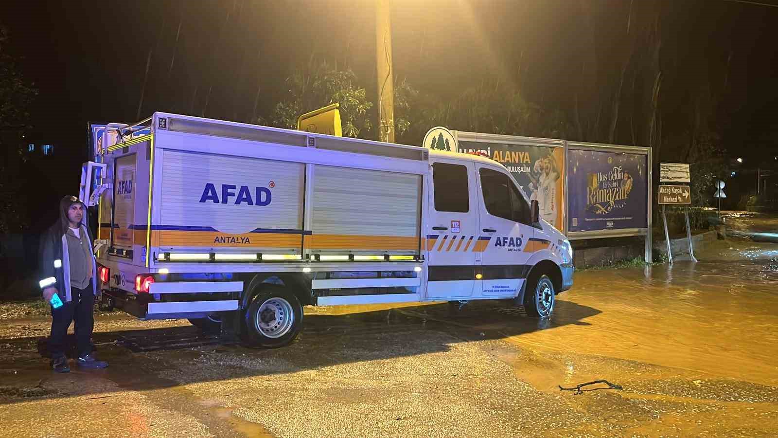 alanyada oba cayi tasti caddeler sular altinda kaldi 5 Gc6gOy4b