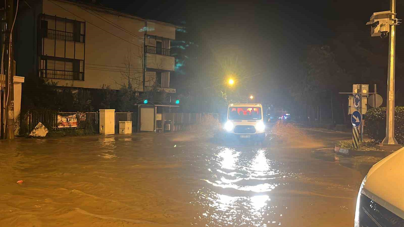 alanyada oba cayi tasti caddeler sular altinda kaldi 6 zNK2grUe