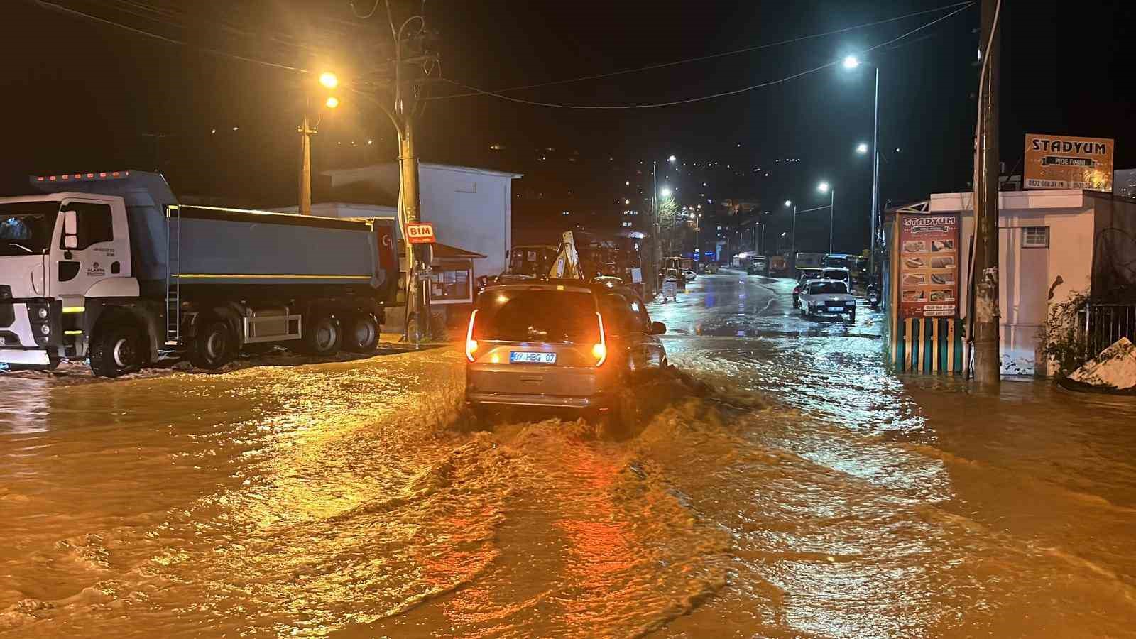 alanyada oba cayi tasti caddeler sular altinda kaldi 7 MQK8ackj