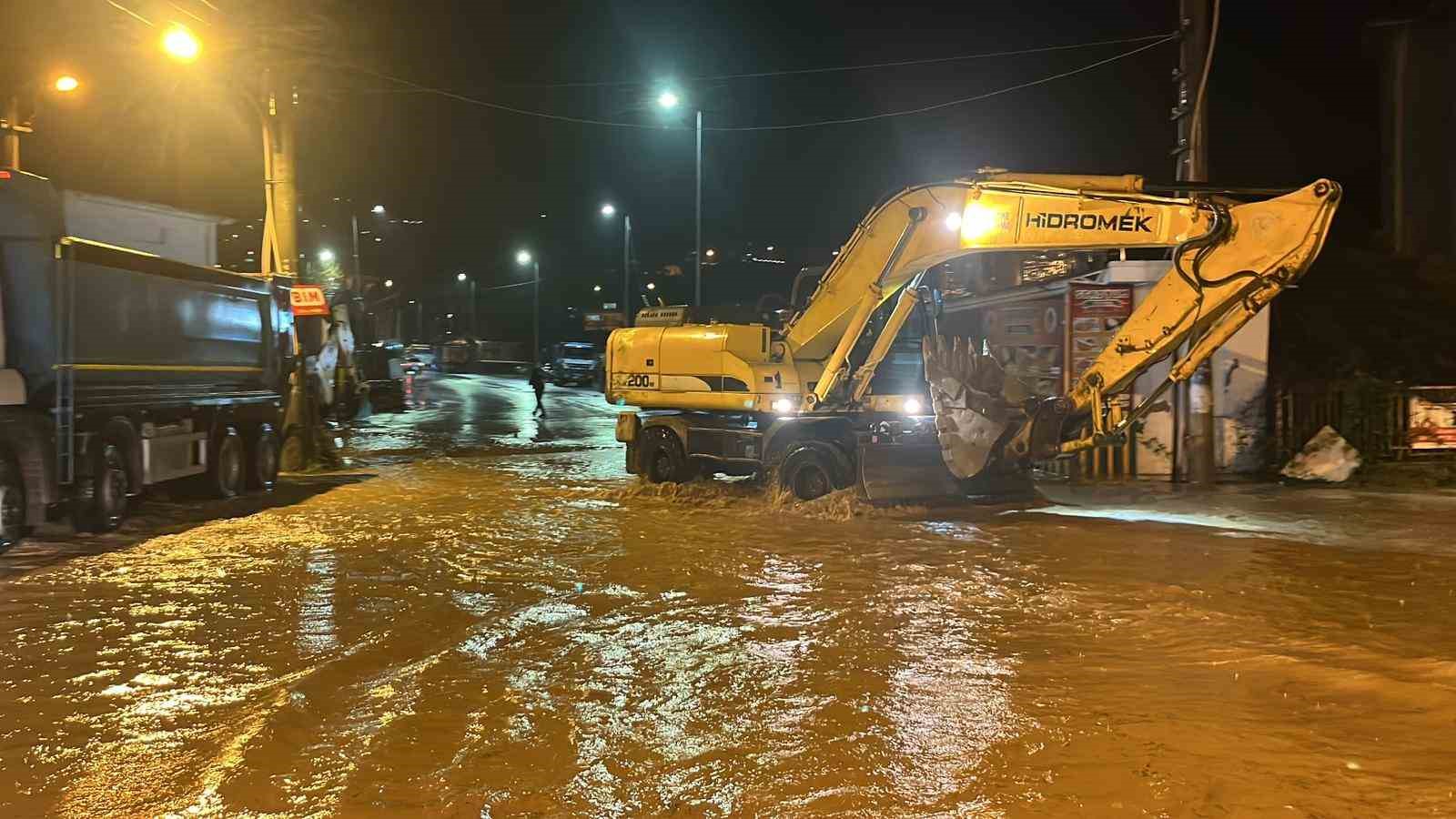 alanyada oba cayi tasti caddeler sular altinda kaldi 8 DbPYtP1m