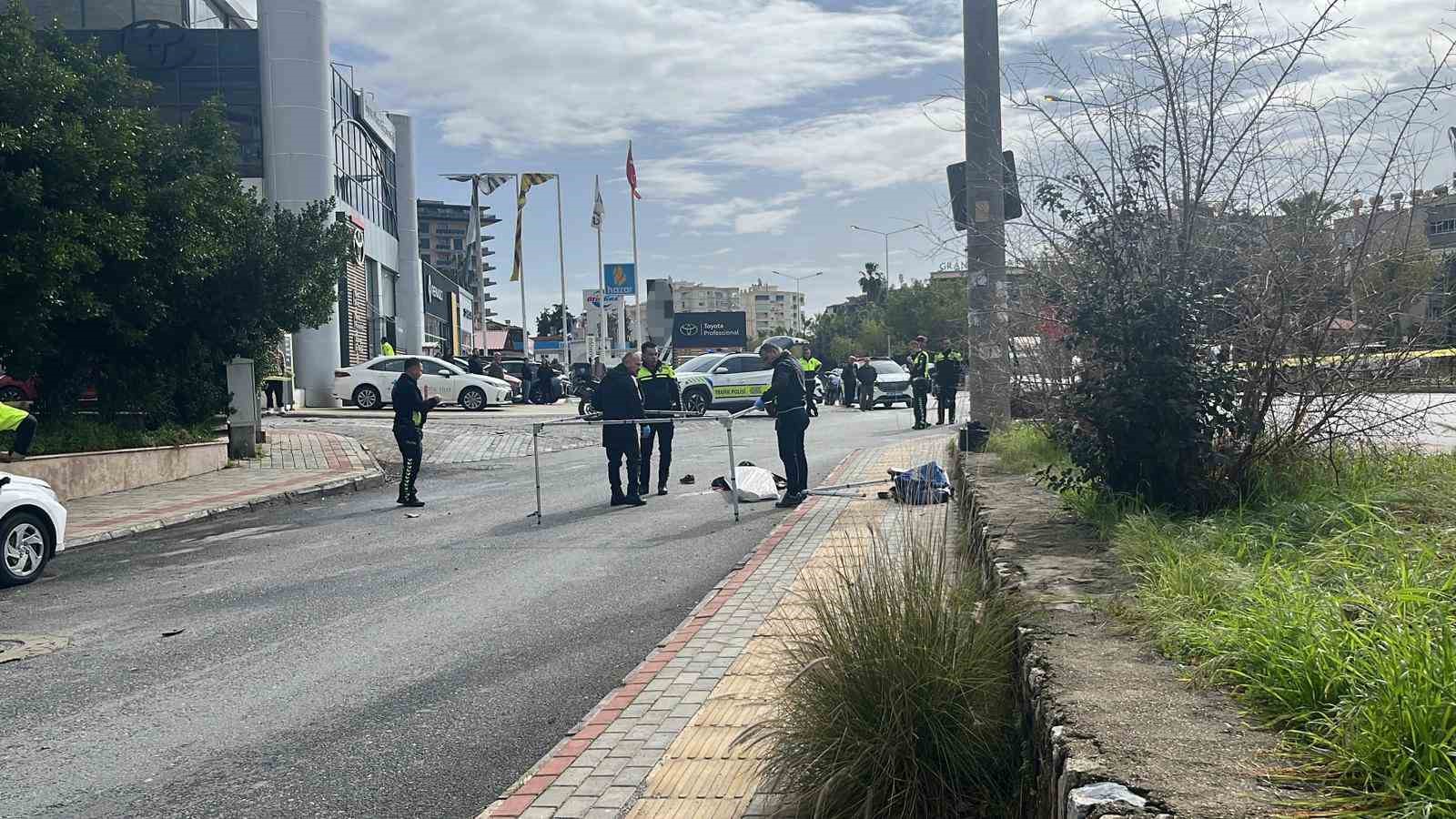 alanyada olumle sonuclanan trafik kazasi guvenlik kamerasina yansidi 12 c2NDmNtJ