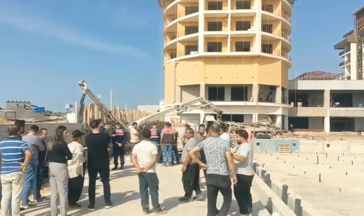 alanyada otel insaatinda yan yatan beton mikserin kolu isciye carpti 1 olu 2 I3GWPi1H