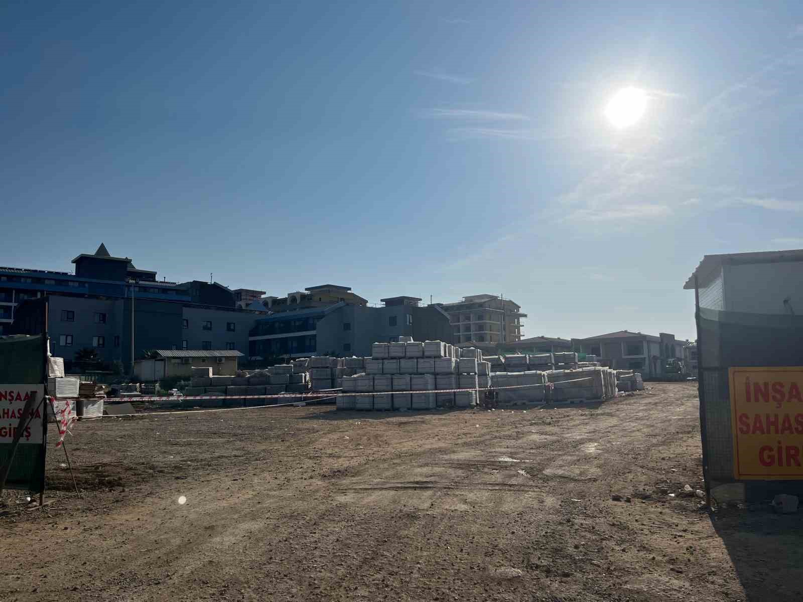 alanyada otel insaatinda yan yatan beton mikserin kolu isciye carpti 1 olu 3 5gqQu5yc