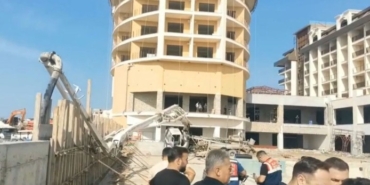 alanyada-otel-insaatinda-yan-yatan-beton-mikserin-kolu-isciye-carpti-1-olu-jZpphHhB.jpg