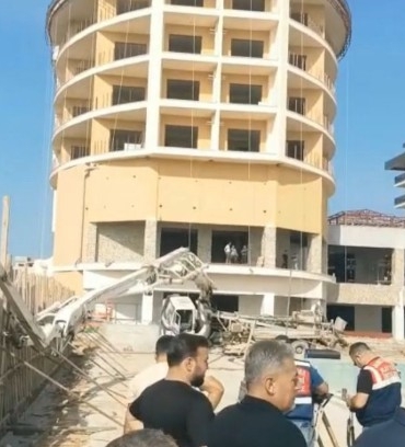alanyada-otel-insaatinda-yan-yatan-beton-mikserin-kolu-isciye-carpti-1-olu-jZpphHhB.jpg