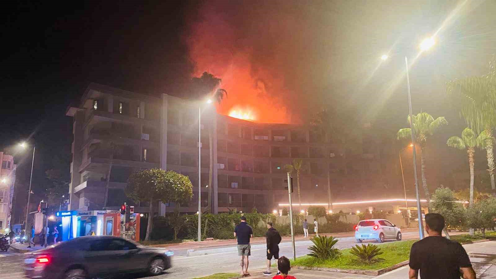 Alanya’da otelin çatı katında yangın: Konaklayan misafirler tedbir amaçlı tahliye edildi 4 alanyada otelin cati katinda yangin konaklayan misafirler tedbir amacli tahliye edildi 0 saUm1l72