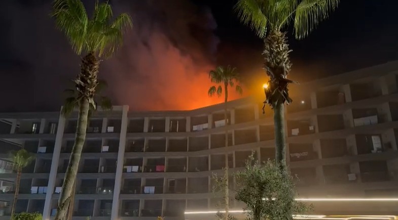 Alanya’da otelin çatı katında yangın: Konaklayan misafirler tedbir amaçlı tahliye edildi 6 alanyada otelin cati katinda yangin konaklayan misafirler tedbir amacli tahliye edildi 2