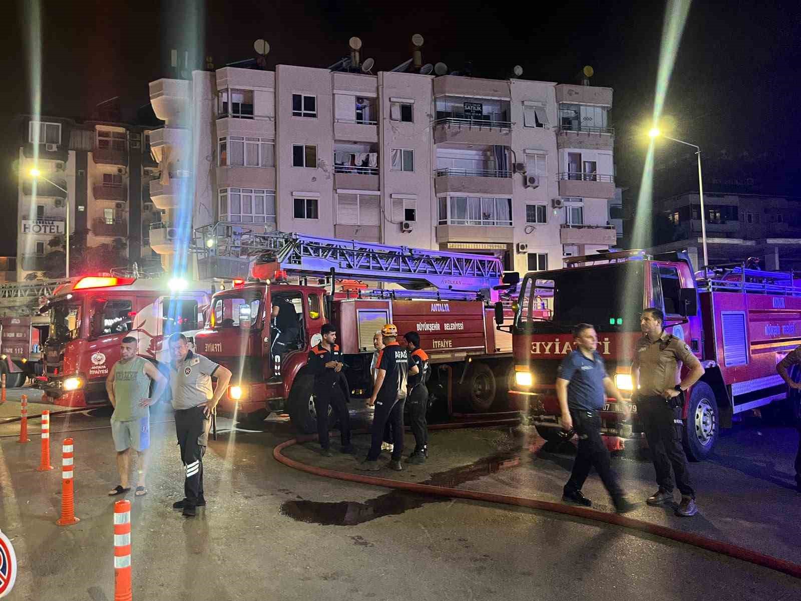 Alanya’da otelin çatı katında yangın: Konaklayan misafirler tedbir amaçlı tahliye edildi 7 alanyada otelin cati katinda yangin konaklayan misafirler tedbir amacli tahliye edildi 3 IanQPcZs