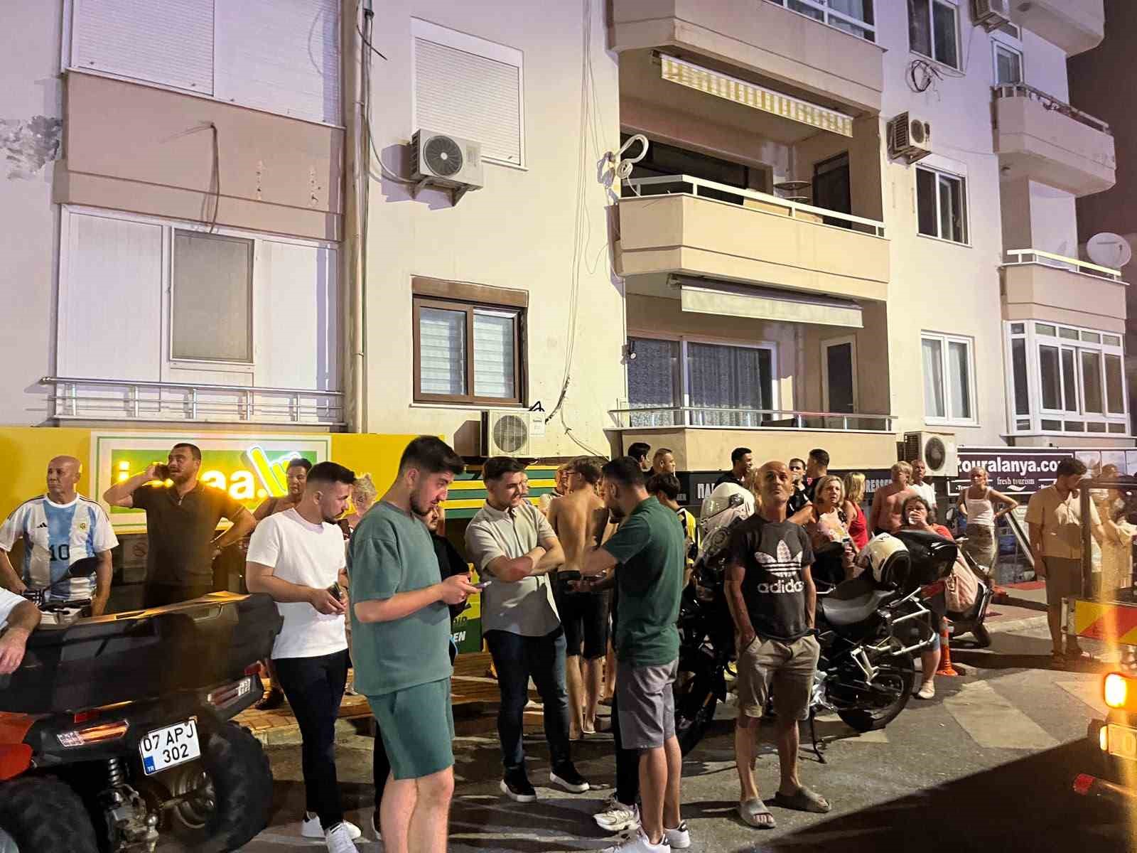 Alanya’da otelin çatı katında yangın: Konaklayan misafirler tedbir amaçlı tahliye edildi 8 alanyada otelin cati katinda yangin konaklayan misafirler tedbir amacli tahliye edildi 4 VVX7ZdgR