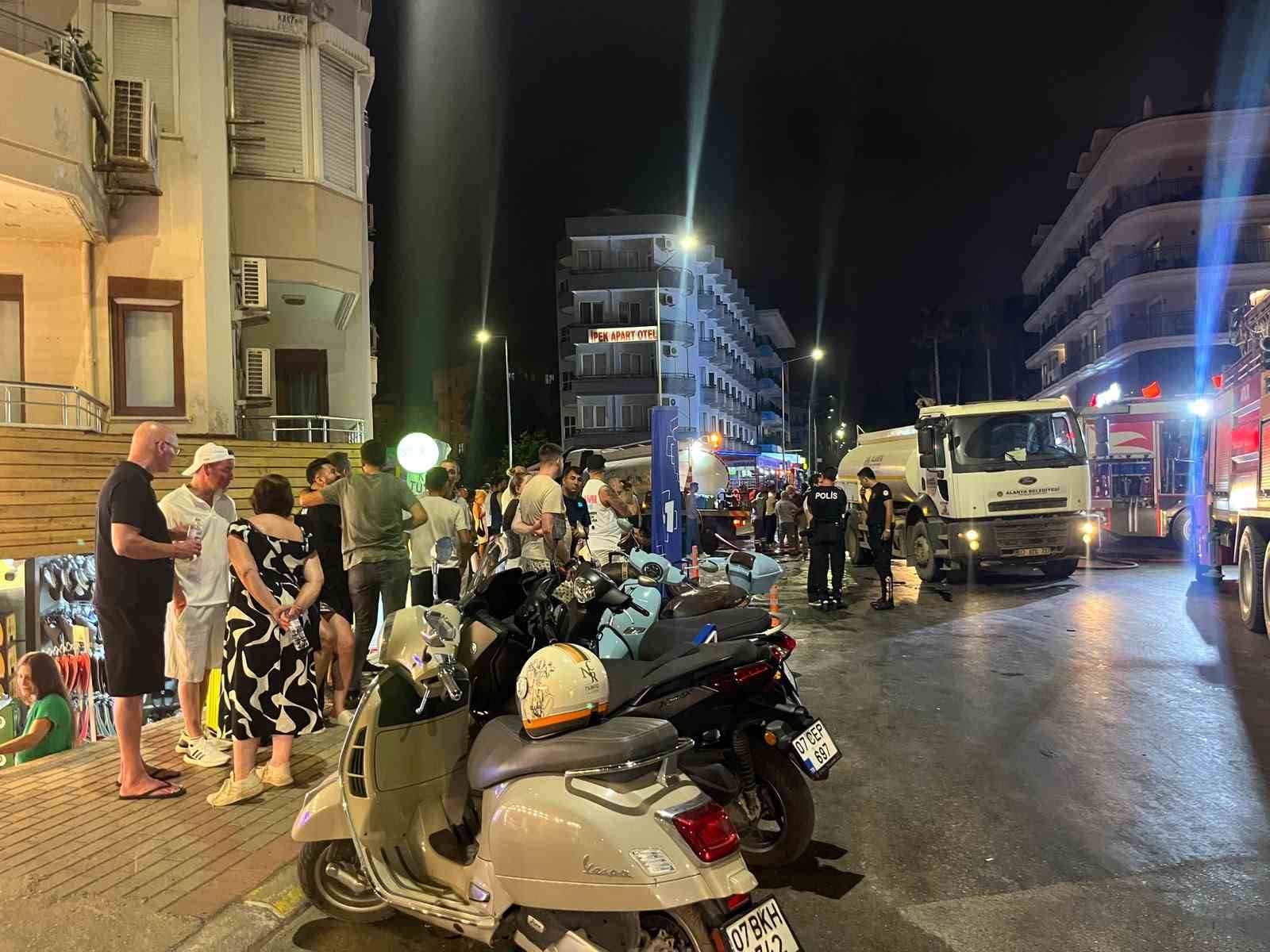 Alanya’da otelin çatı katında yangın: Konaklayan misafirler tedbir amaçlı tahliye edildi 10 alanyada otelin cati katinda yangin konaklayan misafirler tedbir amacli tahliye edildi 6 PtnyzHSl