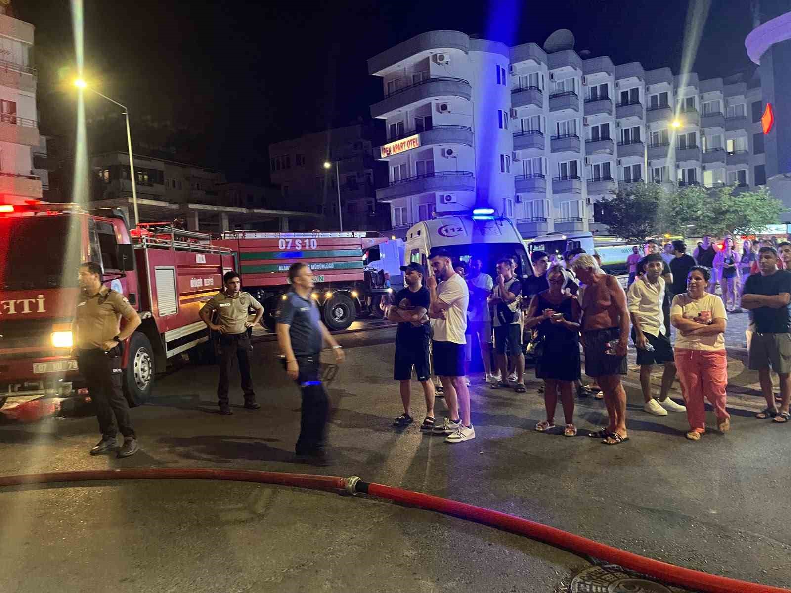 Alanya’da otelin çatı katında yangın: Konaklayan misafirler tedbir amaçlı tahliye edildi 11 alanyada otelin cati katinda yangin konaklayan misafirler tedbir amacli tahliye edildi 7 OsOAnmEL