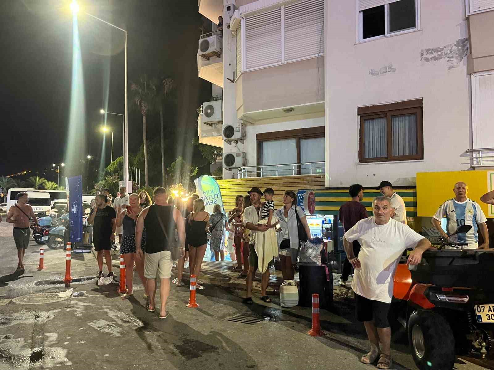 Alanya’da otelin çatı katında yangın: Konaklayan misafirler tedbir amaçlı tahliye edildi 12 alanyada otelin cati katinda yangin konaklayan misafirler tedbir amacli tahliye edildi 8 24Fs8E7k