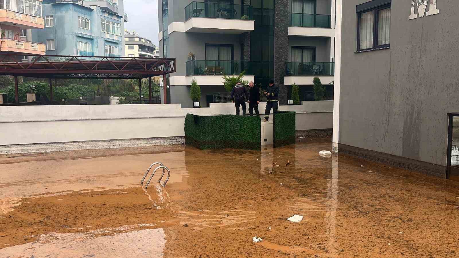 alanyada saganak sebebiyle oba cayi tasti binalarin bahcelerini su basti 10