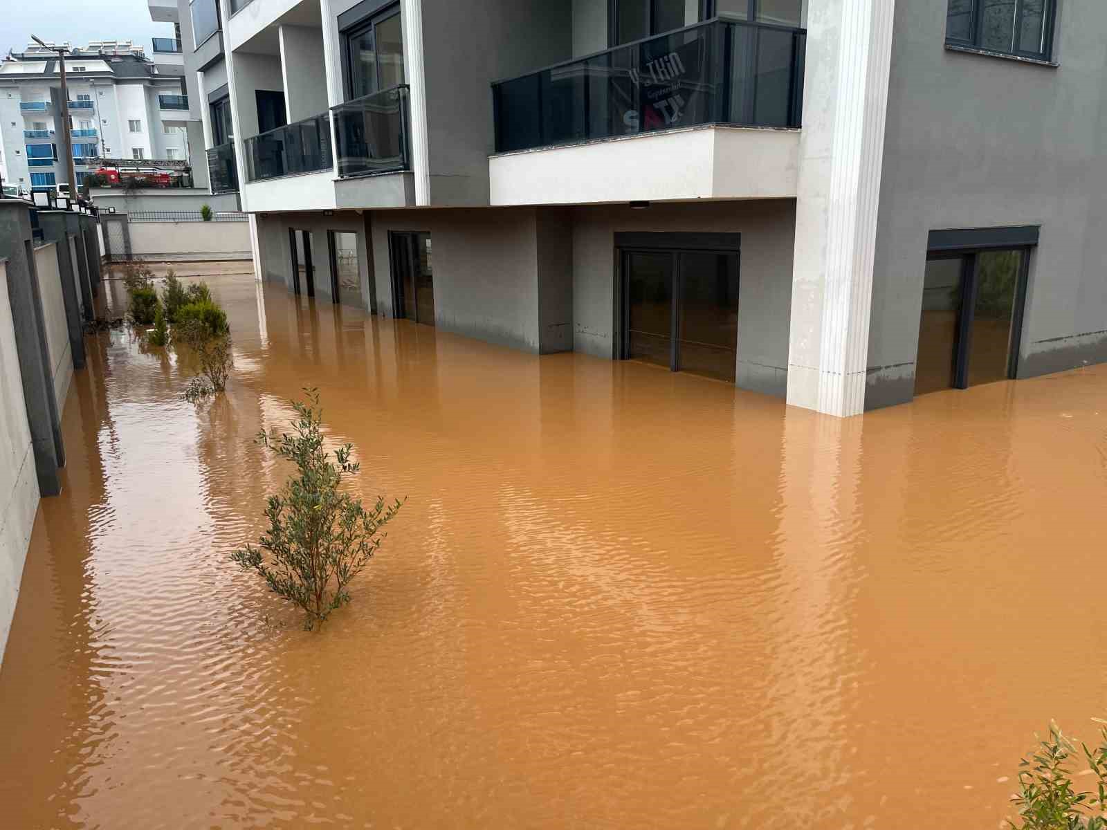 alanyada saganak sebebiyle oba cayi tasti binalarin bahcelerini su basti 13 Q2F3tJ7E