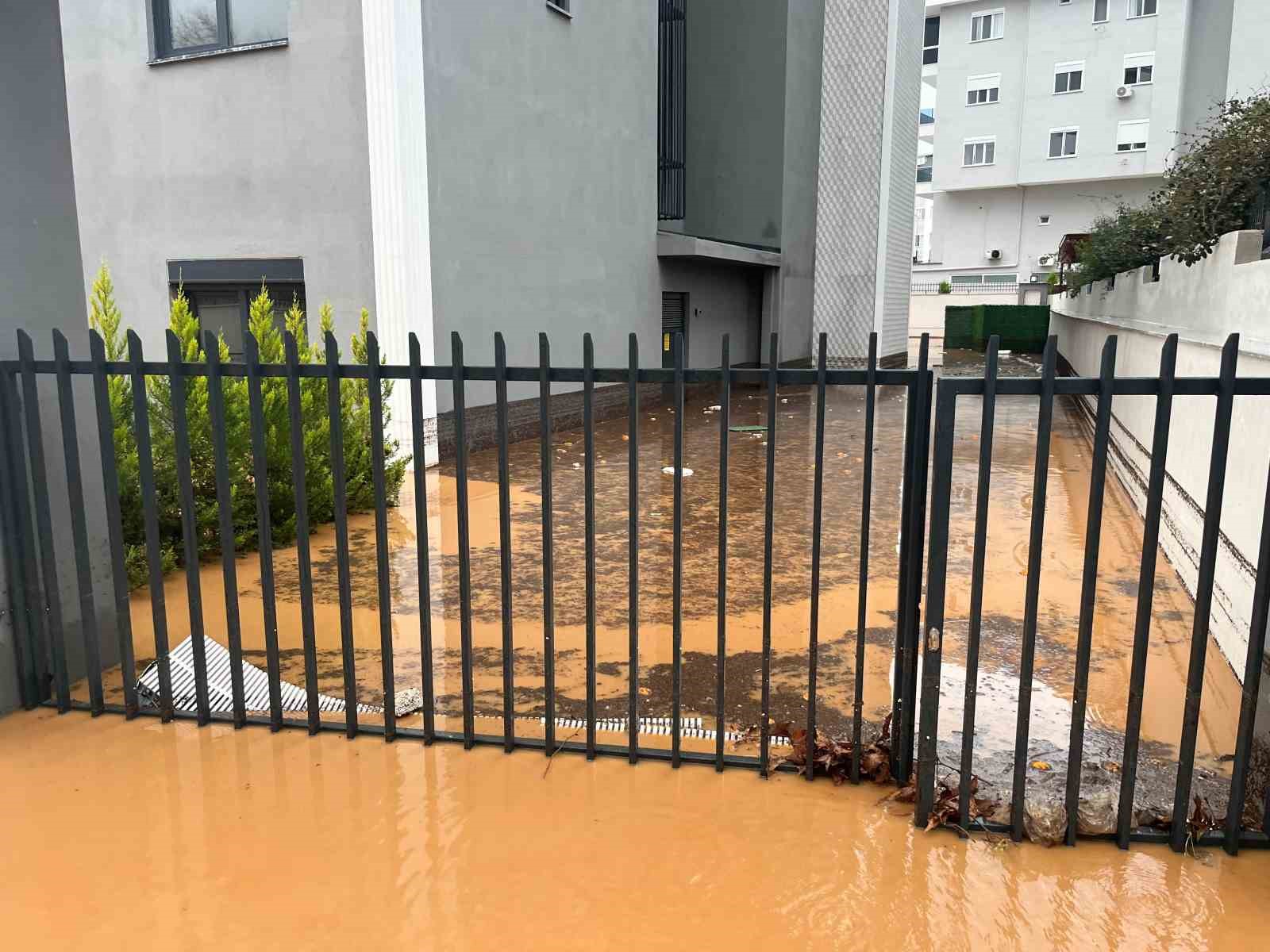 alanyada saganak sebebiyle oba cayi tasti binalarin bahcelerini su basti 2 mFudid6r