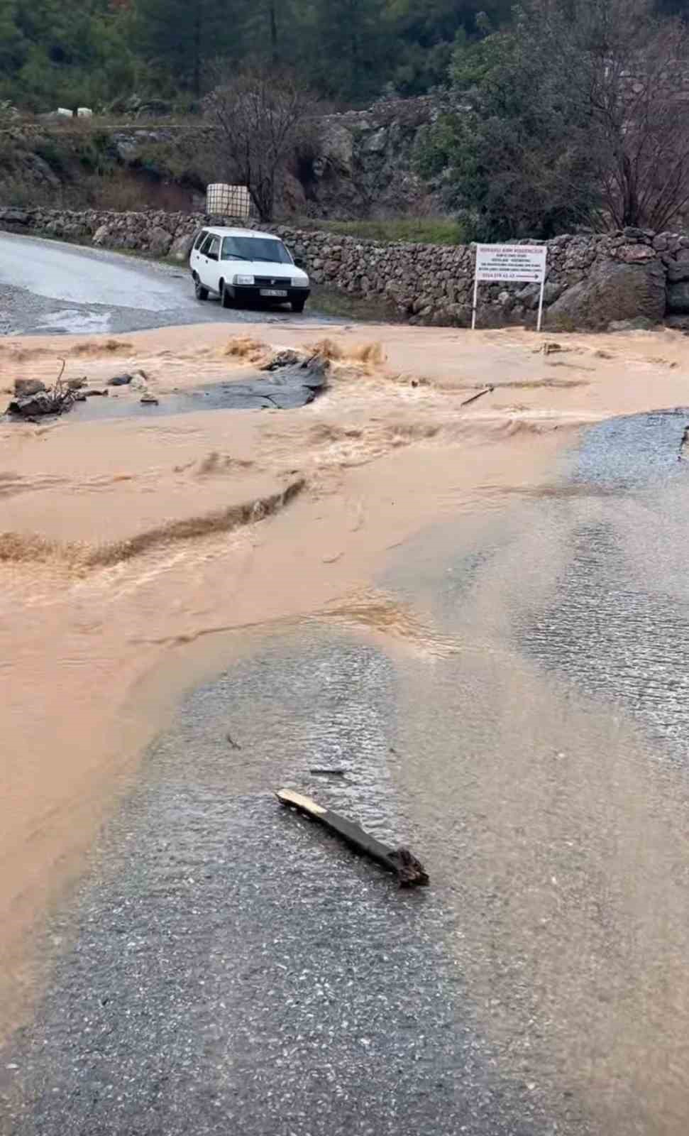 alanyada saganak sonrasi su taskini koprude zarara neden oldu 2 JtgdhzdK