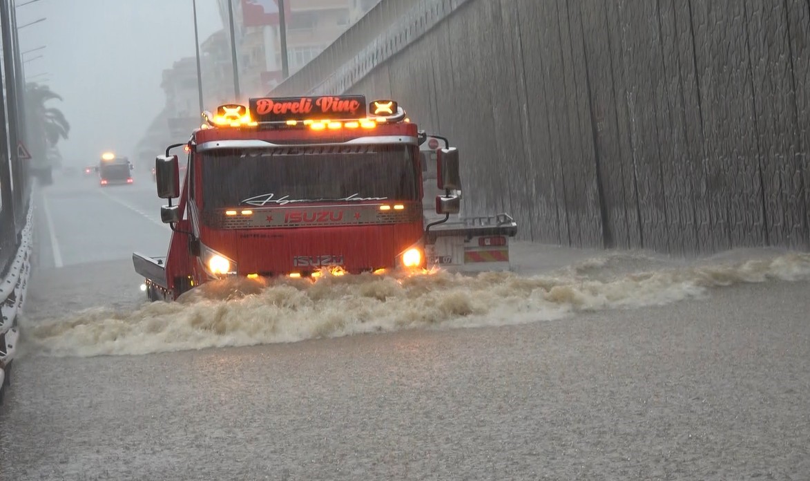 alanyada saganak yagis trafigi felc etti 0 nPZ1vZjq