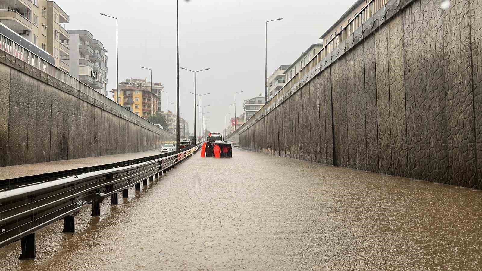 alanyada saganak yagis trafigi felc etti 1 h3QzG7gq