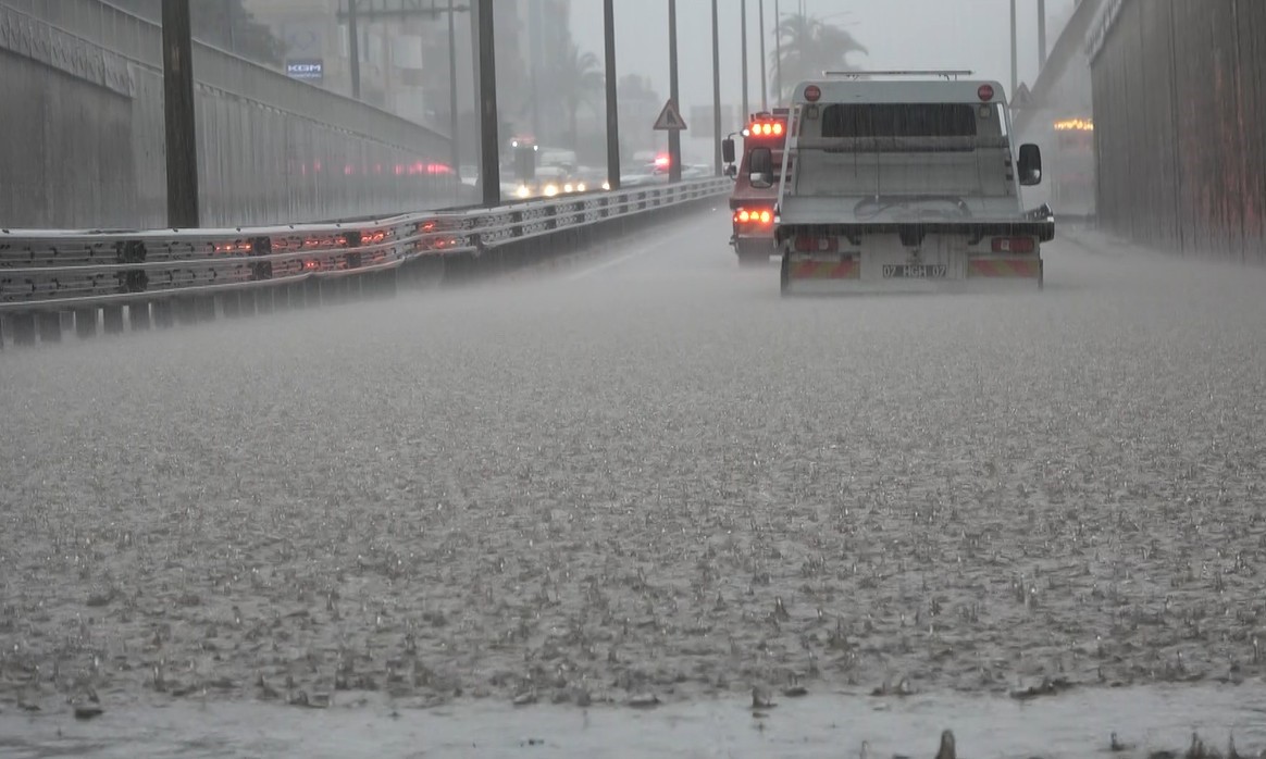 alanyada saganak yagis trafigi felc etti 10