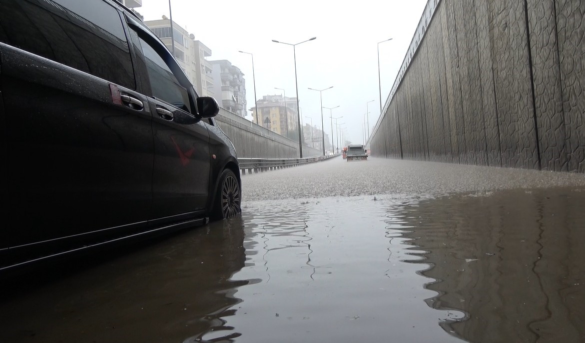 alanyada saganak yagis trafigi felc etti 2
