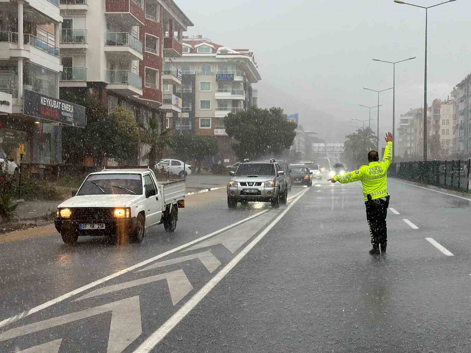 alanyada saganak yagis trafigi felc etti 3 dNL49g7f