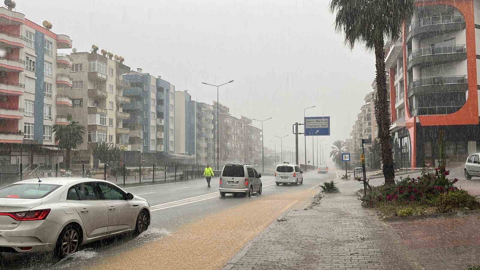 alanyada saganak yagis trafigi felc etti 4