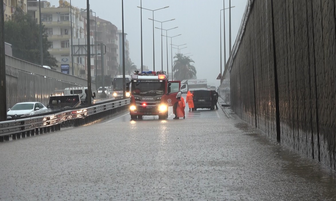 alanyada saganak yagis trafigi felc etti 5 kbSrXIGM