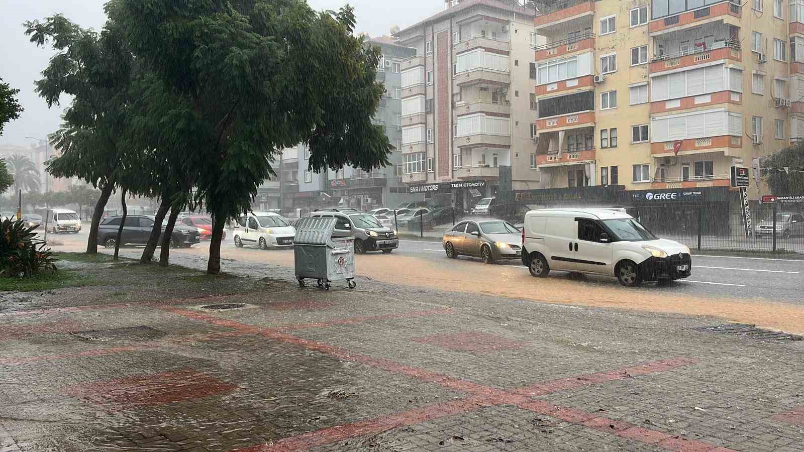 alanyada saganak yagis trafigi felc etti 7 JKcPLsUX