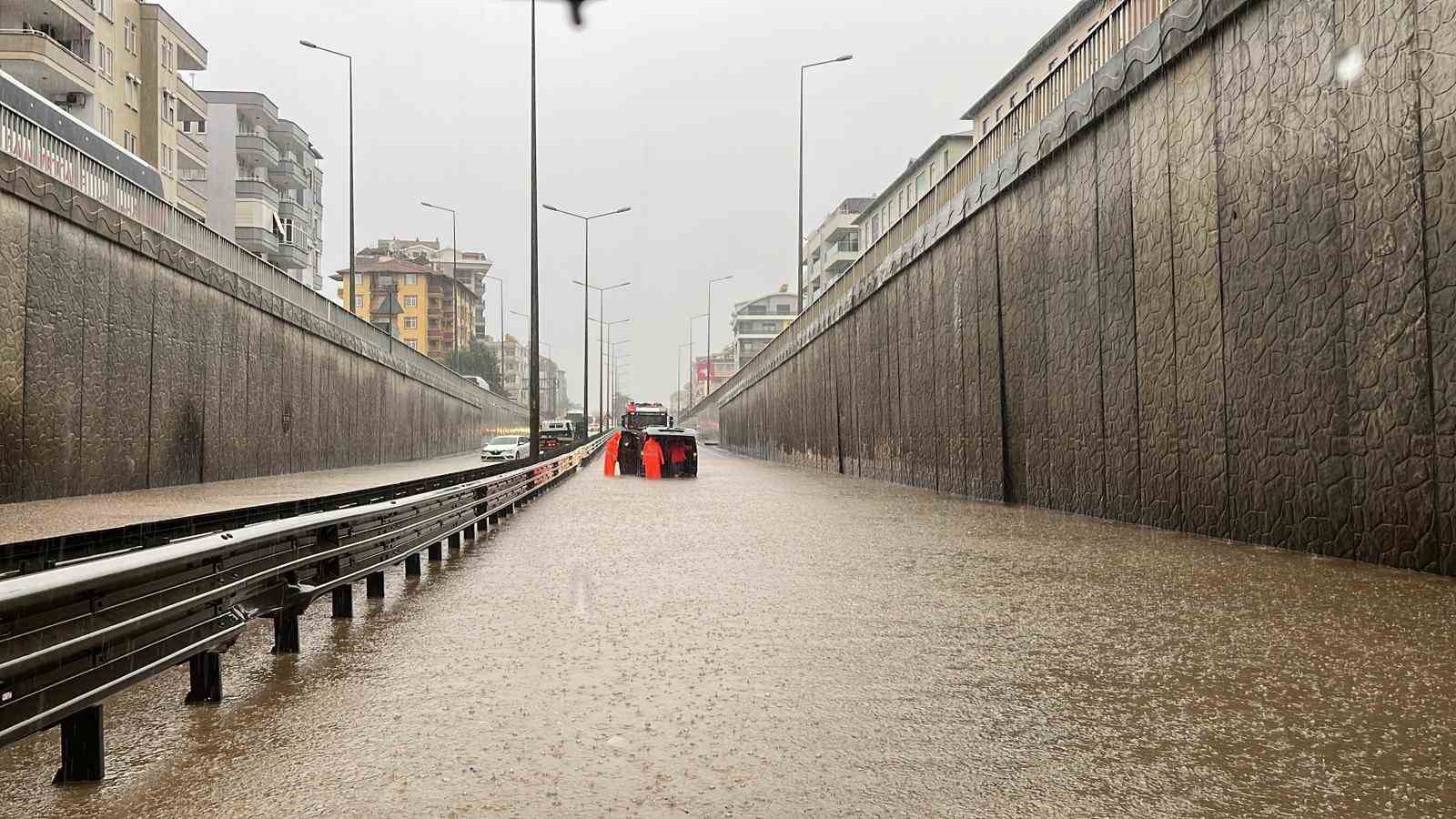 alanyada saganak yagis trafigi felc etti 8 DZMCFjvh