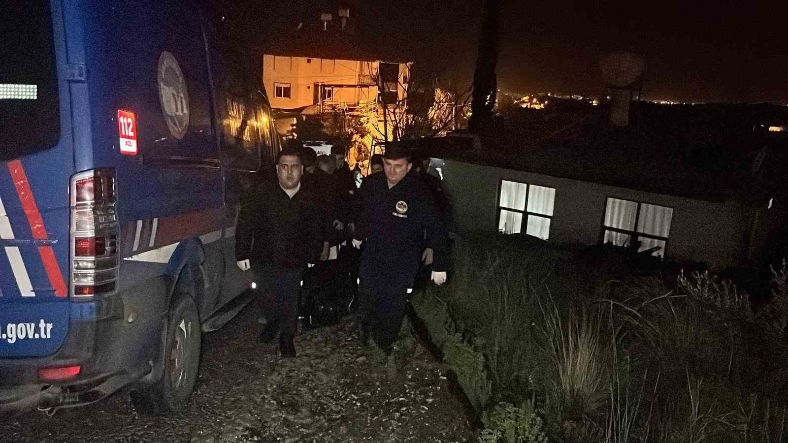 alanyada seyir halindeki araca silahli saldiri 1 olu 3 rzJneT97