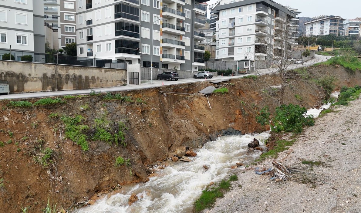 alanyada siddetli yagis sonrasi heyelan olustu yol coktu 2 y6ekFwps