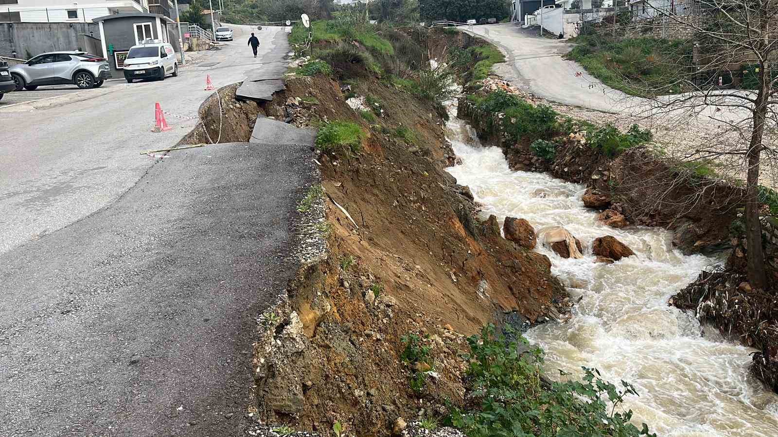 alanyada siddetli yagis sonrasi heyelan olustu yol coktu 3 kra1MZMs