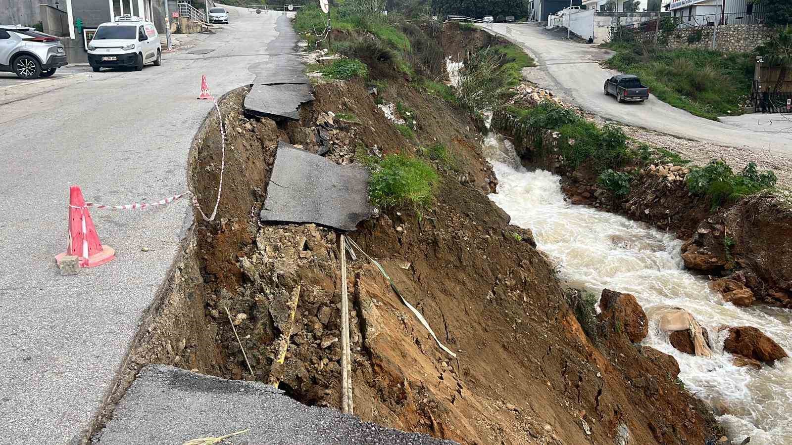 alanyada siddetli yagis sonrasi heyelan olustu yol coktu 4 kaIC2ihB