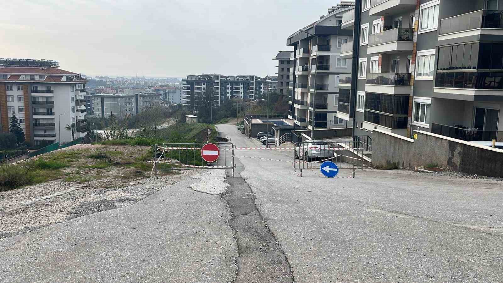 alanyada siddetli yagis sonrasi heyelan olustu yol coktu 5 llmDw1IC