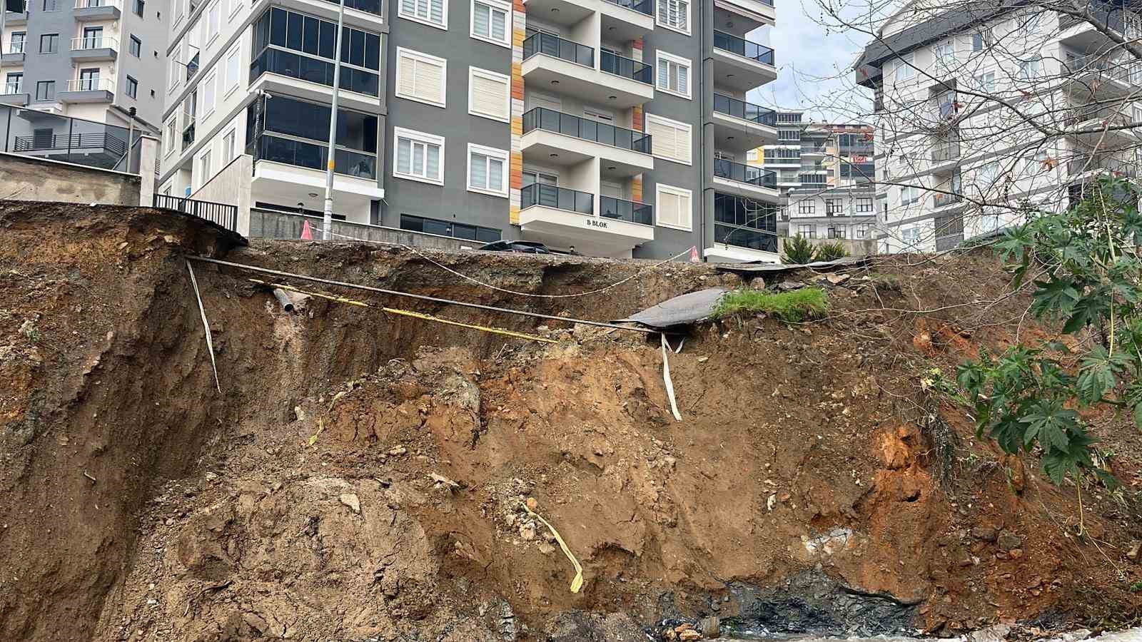 alanyada siddetli yagis sonrasi heyelan olustu yol coktu 8 tBAwEvGT