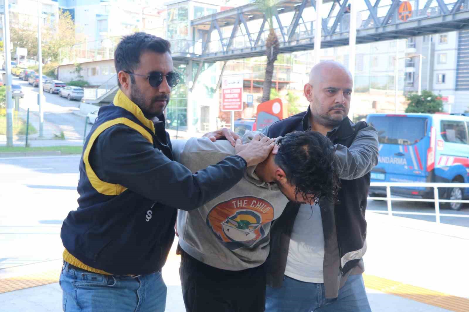 Alanya’da sokakta bir kadına yumruk atıp, makasla yüzünü yaralayan şahıs tutuklandı 4 alanyada sokakta bir kadina yumruk atip makasla yuzunu yaralayan sahis tutuklandi 0 v4I1j5uK