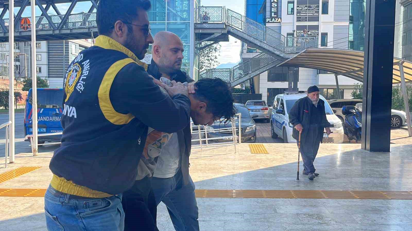 Alanya’da sokakta bir kadına yumruk atıp, makasla yüzünü yaralayan şahıs tutuklandı 5 alanyada sokakta bir kadina yumruk atip makasla yuzunu yaralayan sahis tutuklandi 1 NPlTqzjg
