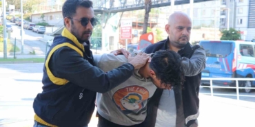 alanyada-sokakta-bir-kadina-yumruk-atip-makasla-yuzunu-yaralayan-sahis-tutuklandi-ntL6p279.jpg