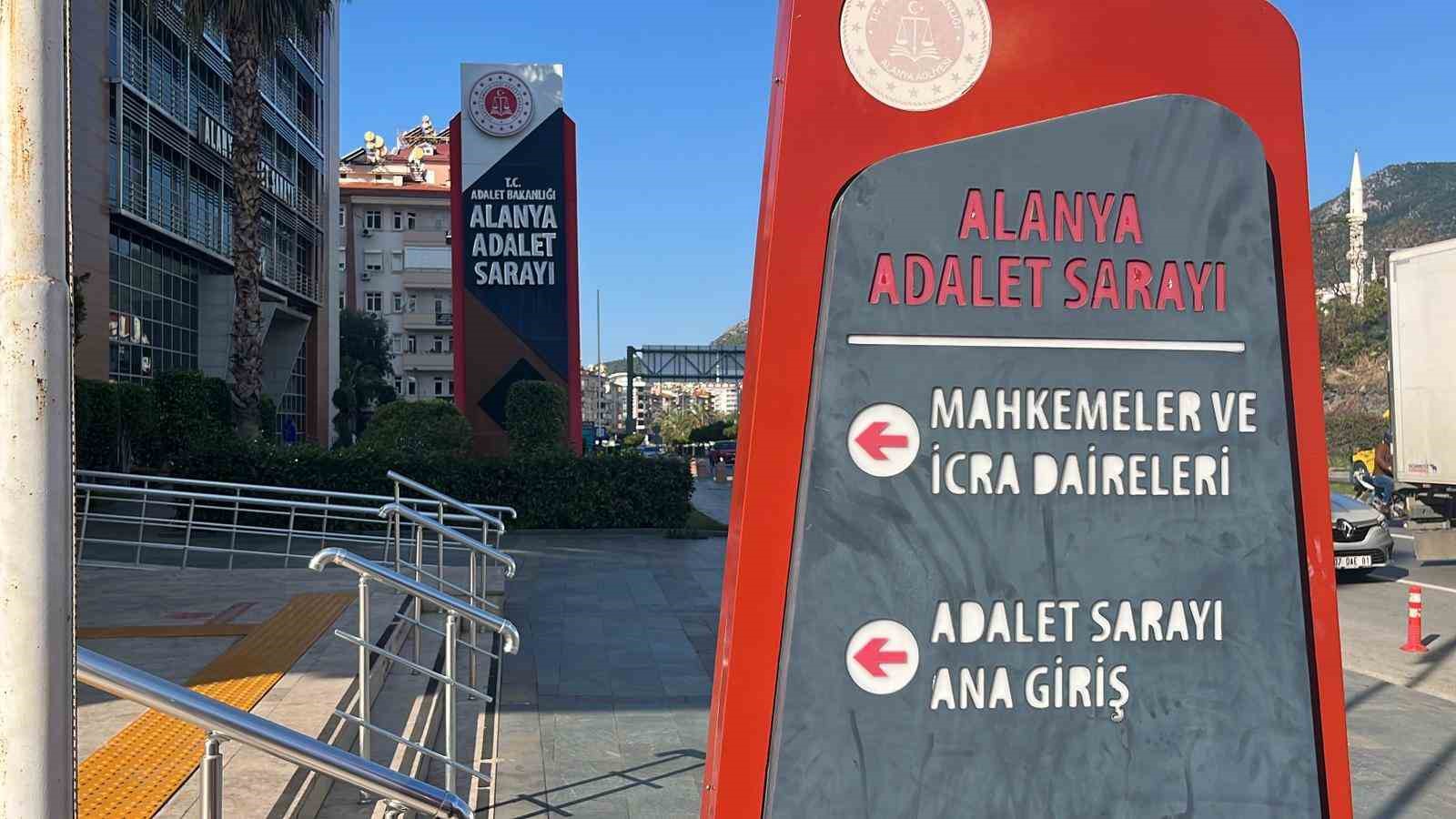 alanyada sokakta kadina saldirida bulunan sahis adliyeye sevk edildi 0 X1NEUDAh