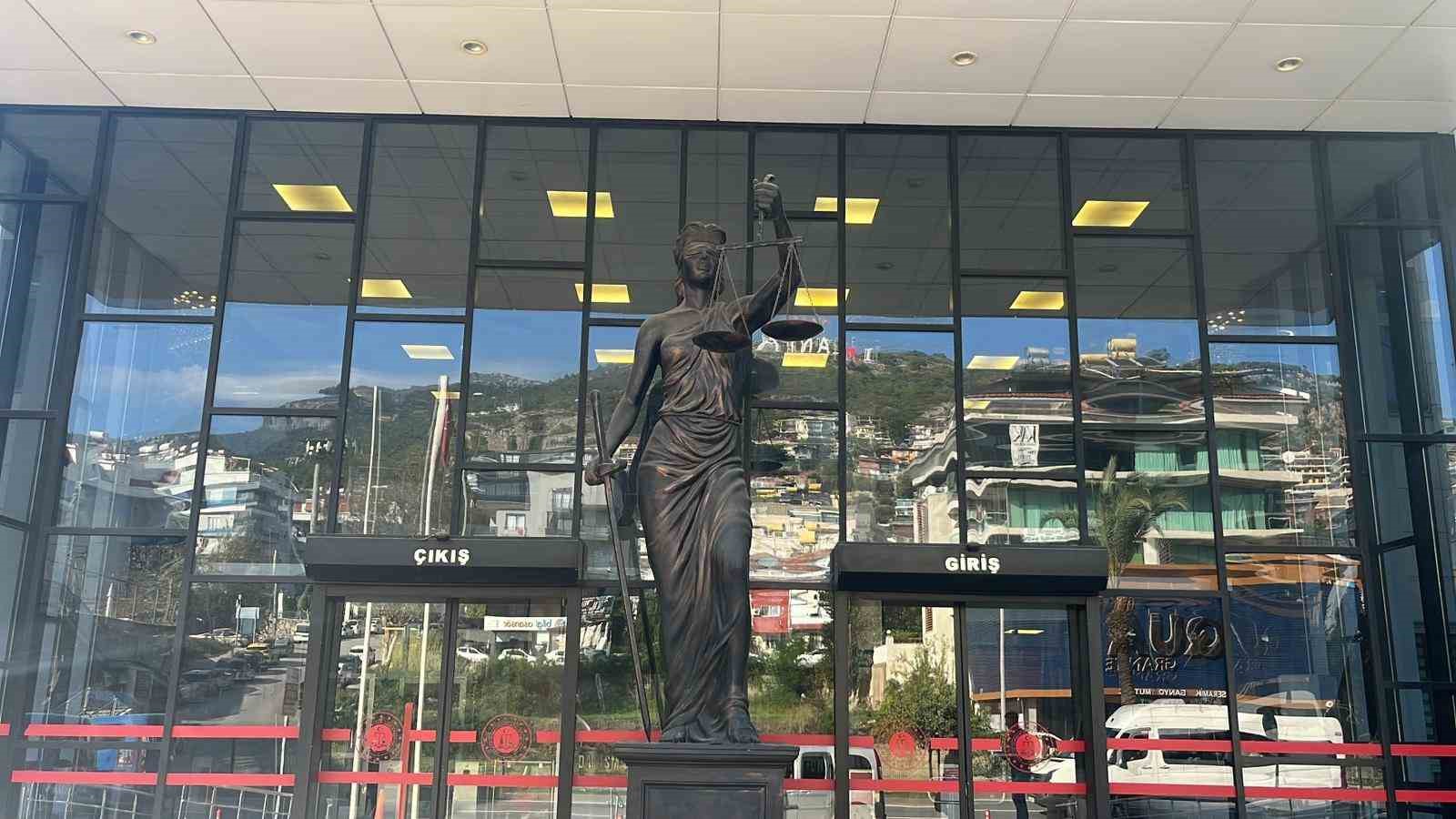 alanyada sokakta kadina saldirida bulunan sahis adliyeye sevk edildi 1 PB5dA4JG