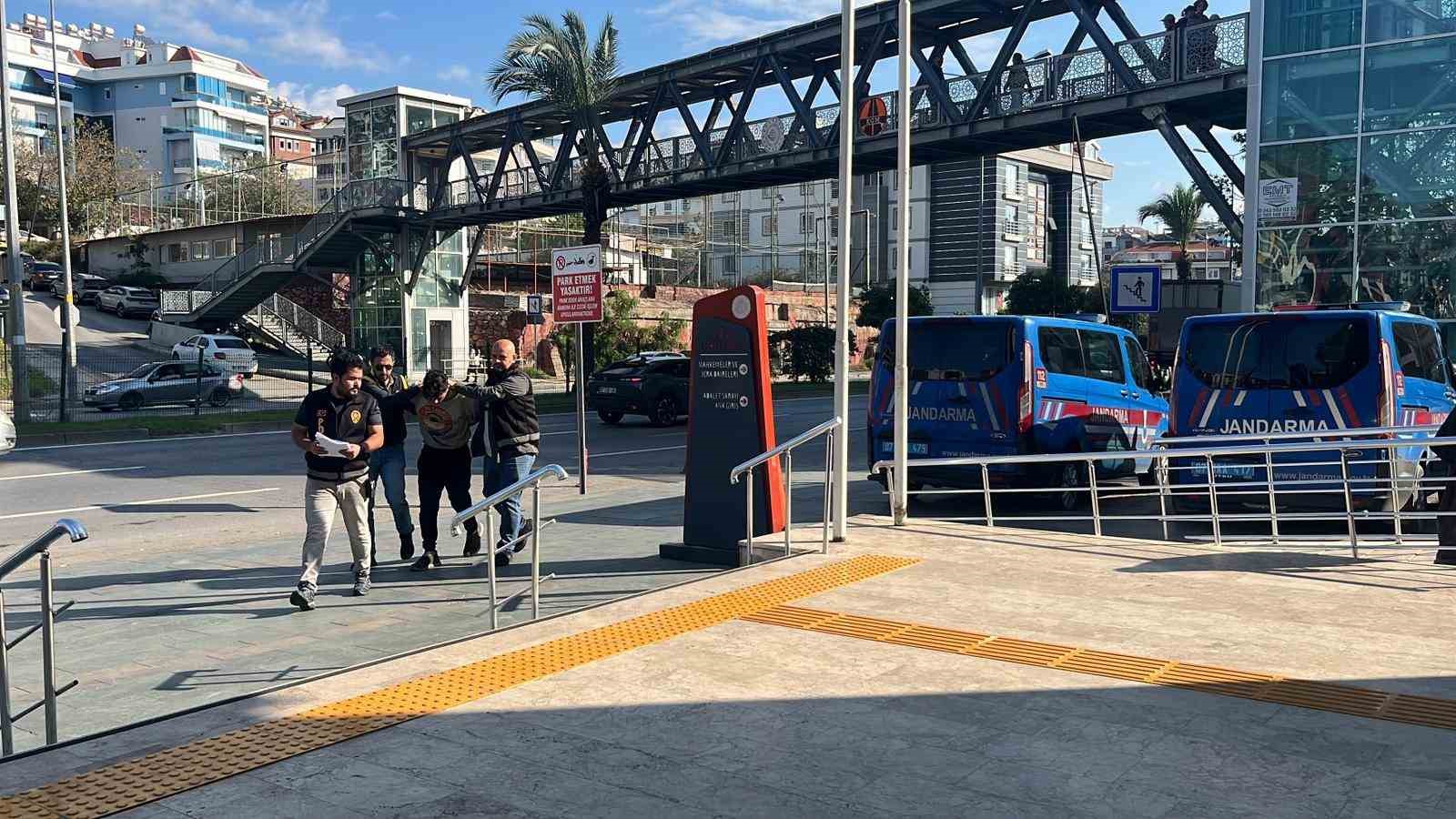 alanyada sokakta kadina saldirida bulunan sahis adliyeye sevk edildi 10 3Cw5JAwa