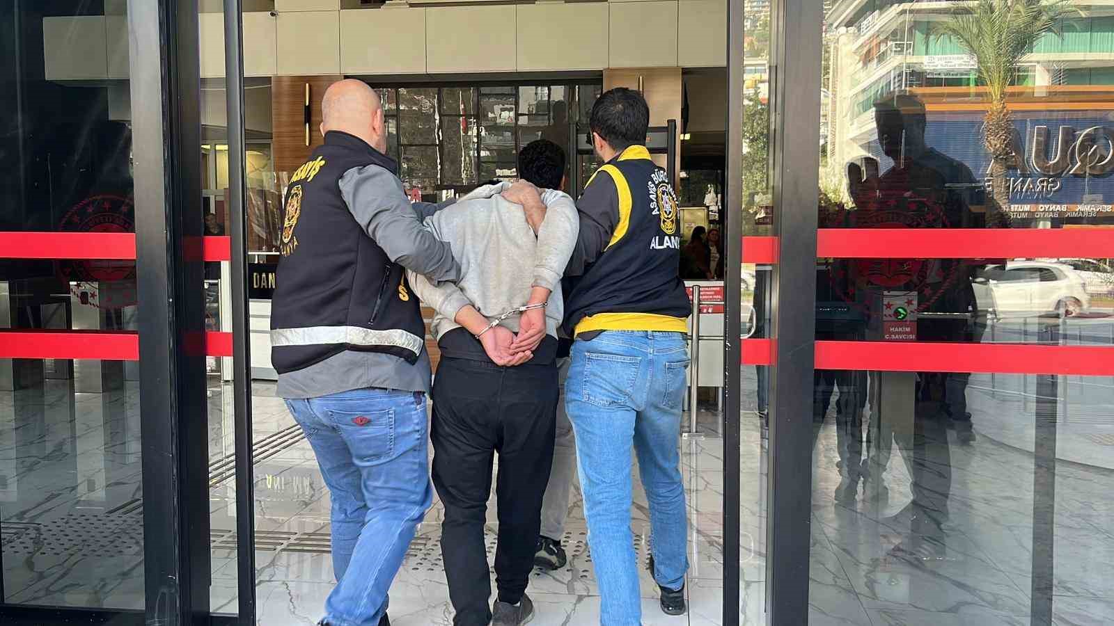 alanyada sokakta kadina saldirida bulunan sahis adliyeye sevk edildi 4 wGdZUJFD