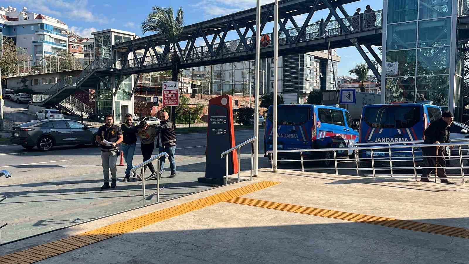 alanyada sokakta kadina saldirida bulunan sahis adliyeye sevk edildi 5 U4XaFTLi