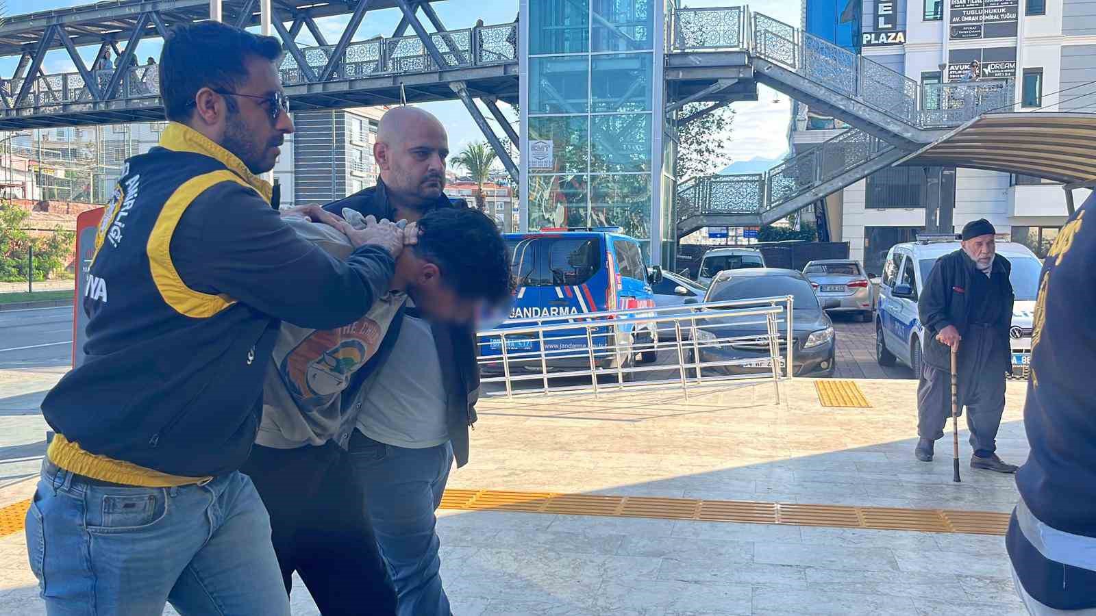 alanyada sokakta kadina saldirida bulunan sahis adliyeye sevk edildi 6 cSJNQhzA