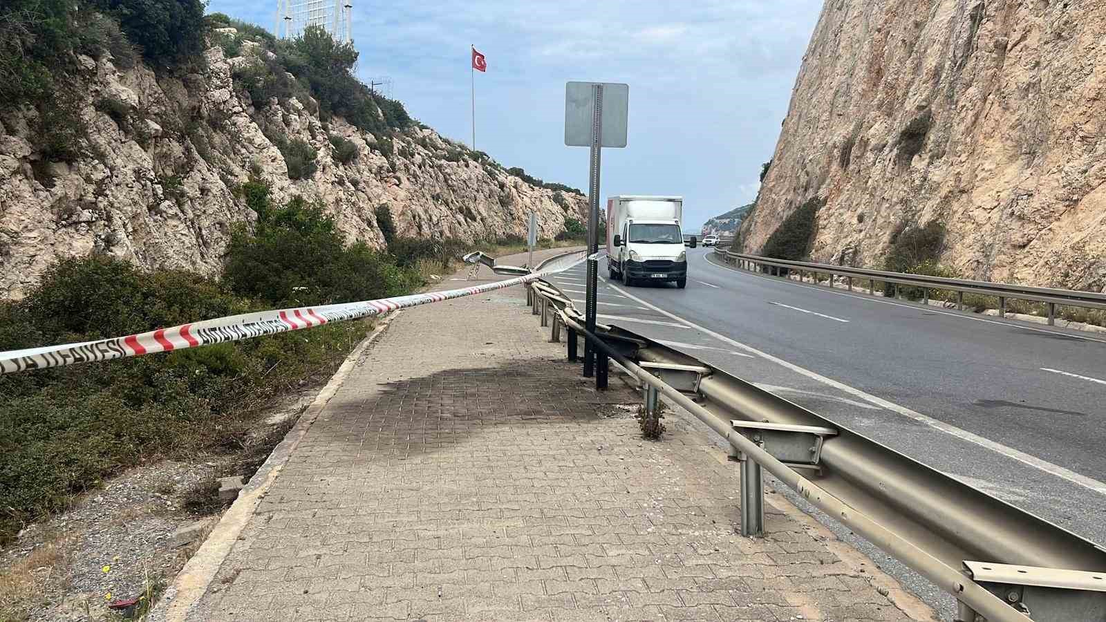 alanyada takla atan otomobil alev aldi 2 olu 3 agir yarali 3 1Xl18qy6