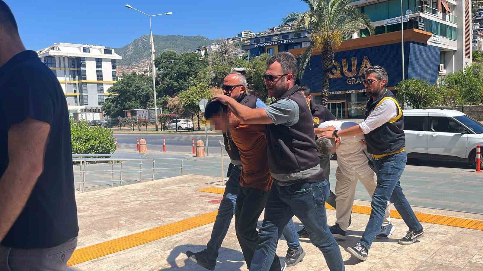 alanyada tartisma cinayetle bitti 1 olu 3 supheli adliyeye sevk edildi 0