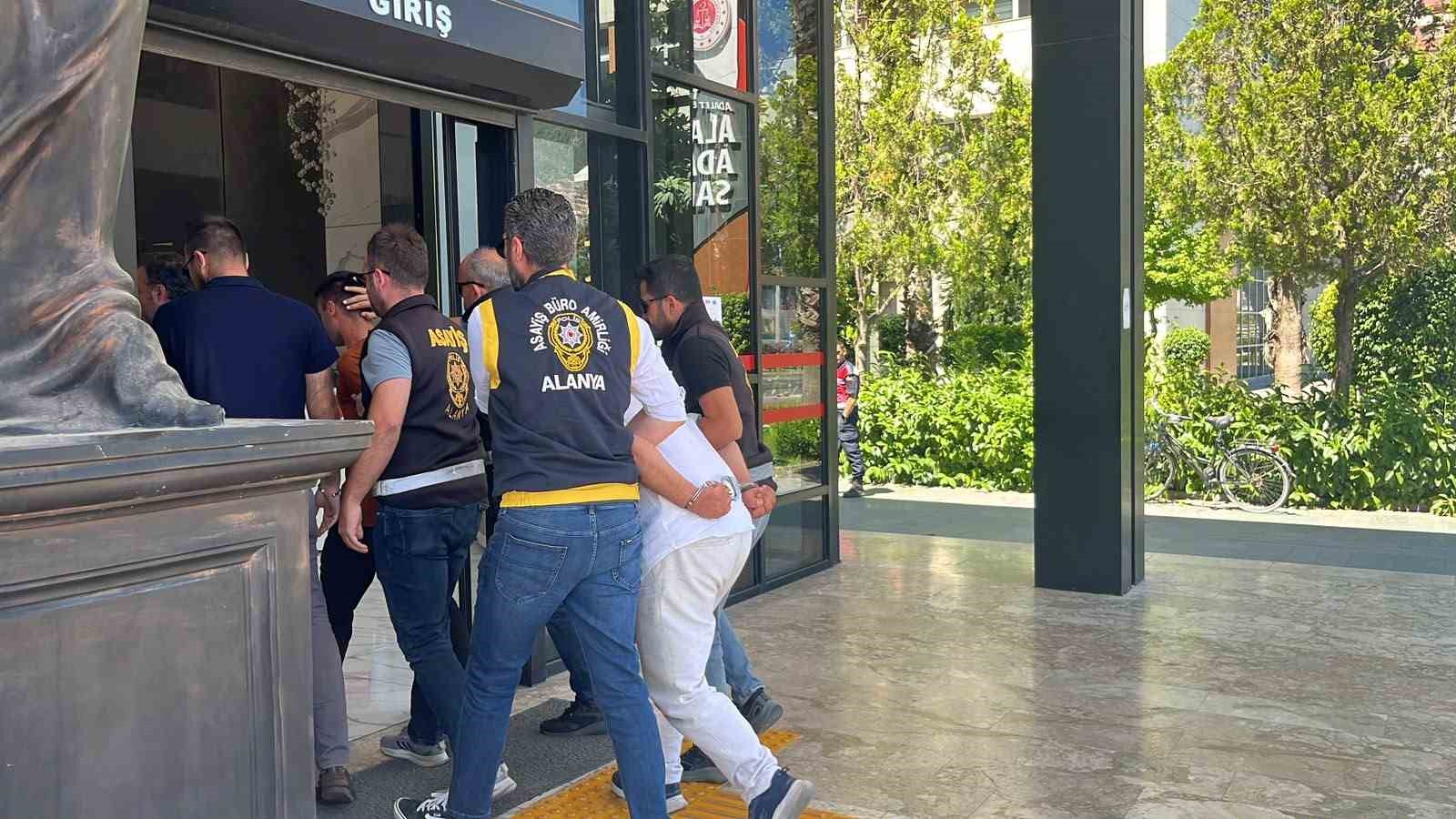 alanyada tartisma cinayetle bitti 1 olu 3 supheli adliyeye sevk edildi 2 dMSARyw7
