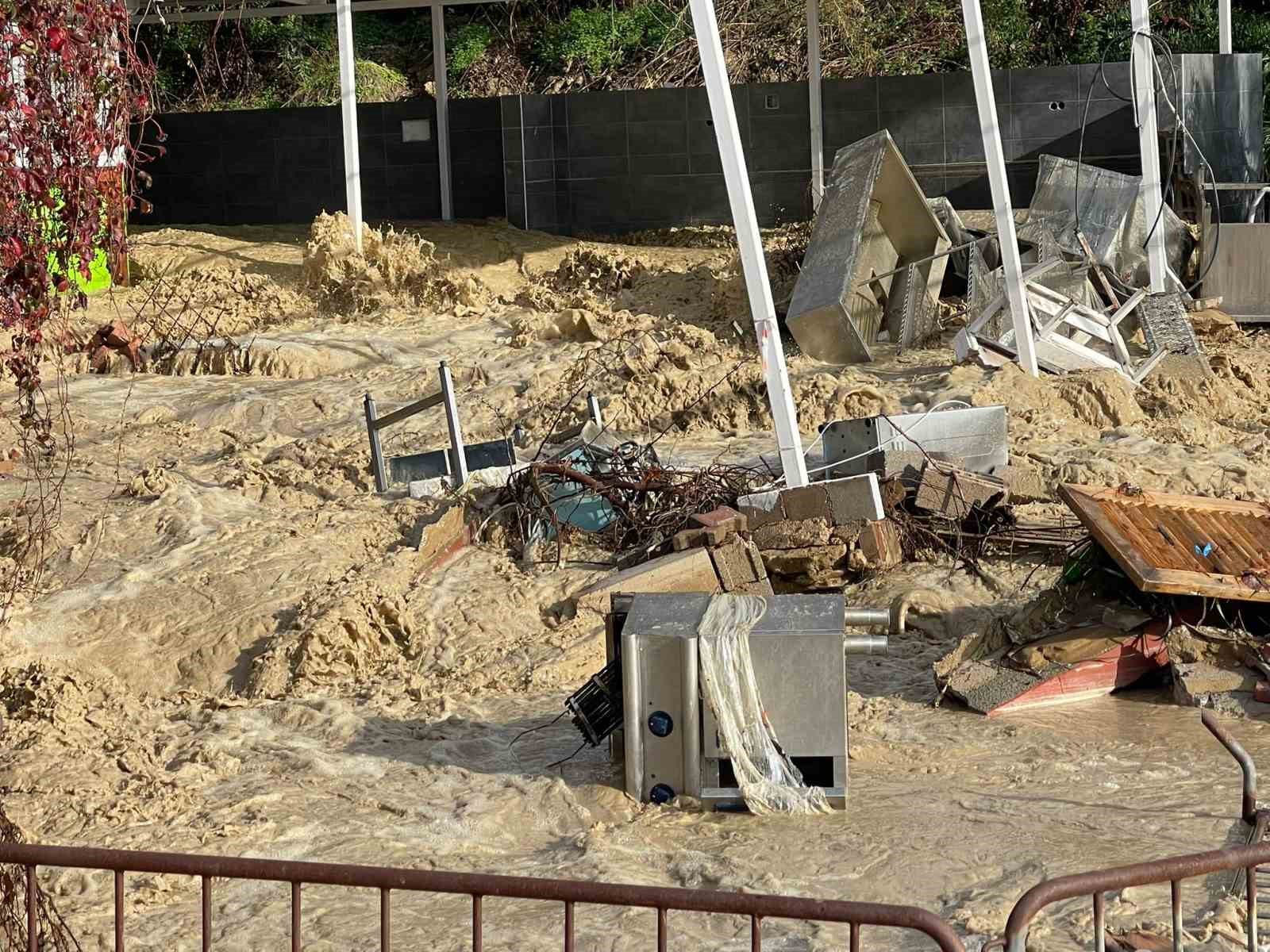 alanyada tasan dere 5 yildizli otelin sahildeki kafesini yikti 0 VdSAZ9UN
