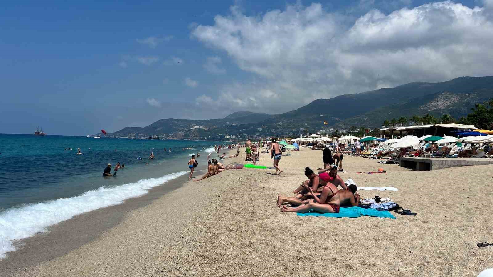 Alanya’da tatilciler deniz ve güneşin tadını çıkardı 7 alanyada tatilciler deniz ve gunesin tadini cikardi 3 UTAPdOFN
