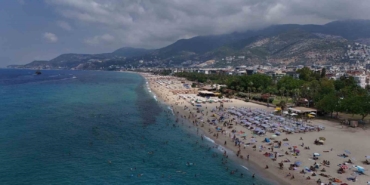 alanyada-tatilciler-deniz-ve-gunesin-tadini-cikardi-jlzUBnwZ.jpg